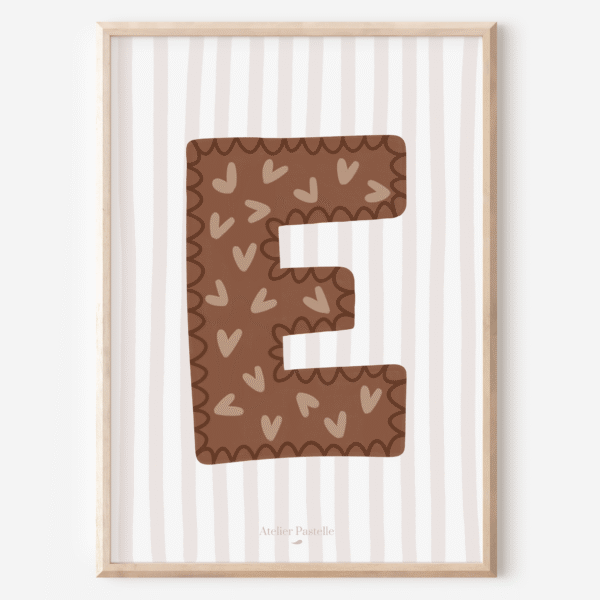 Affiche lettre E motif coeurs marron - collection Les Petites Initiales