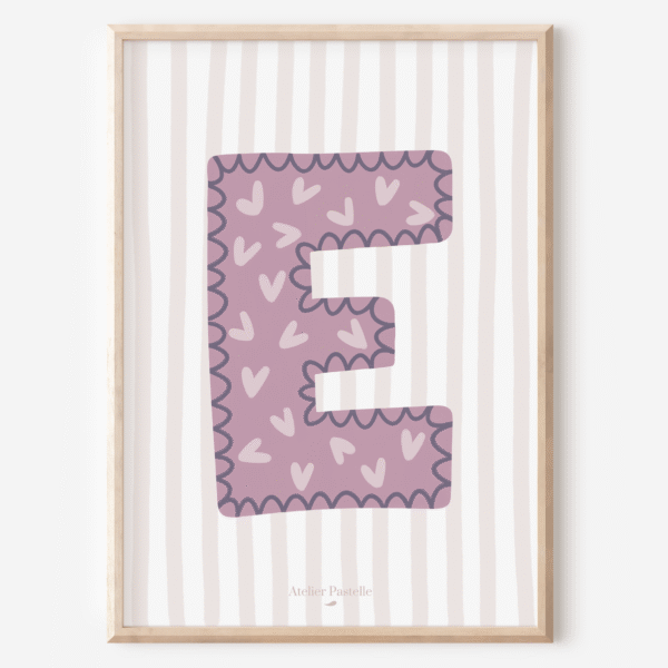 Affiche lettre E motif coeurs violet - collection Les Petites Initiales